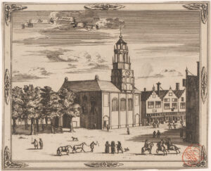Gravure van een plein. Links bomen, daarnaast een vierkant gebouw met een toren erop. Daarnaast huizen met trapgeveltjes. Op het plein mensen, honden en paarden