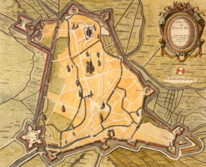 Plattegrond van Den Bosch. De stad is breed van onder en smaller aan de bovenkant. De versterkingen en muren zijn goed te zien. De kerken zijn ingetekend.