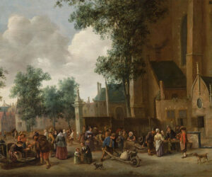 Voor een grote kerk is een druk bezochte markt. Mensen verkopen vis bij een tafeltje, vanuit een kraampje of gewoon van een schotel voor zich op de grond. Er loopt een man met een kruiwagen.