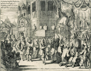 Een processie loopt van links naar rechts. In het midden houden vier mannen een baldakijn op. Op diverse plekken zitten mensen geknield. Rechts houdt de priester een monstrans op voor een altaar.