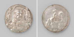 Twee kanten van een zilveren munt. Links de kop van de Keurvorst van Brandenburg met naast hem twee mannen die een lauwerkrans boven zijn hoofd houden. Eronder staat in een cartouche "Keurvorst van Brandenburg". Rechts een ruiter op een paard dat naar rechts stapt.