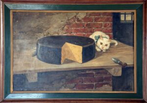 Een Parmezaanse kaas met een zwarte korst en een stuk eruit ligt op een plank. De plank zit tegen een muur waar een deel van het stucwerk af is en de bakstenen te zien zijn. Links naast de kaas zit een muis, rechts een witte kitten met bruine ogen en een blauwe strik om, links achter de kaas zit een muis. Op het randje van de plank ligt een kaasmes.