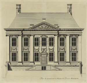 Een strakke tekening van de voorgevel van het Mauritshuis. Twee verdiepingen hoog, zeven ramen breed. In het midden een deur met een trap van twee kanten. De middenste drie ramen en de deur zitten in een midden-risaliet met een timpaan. Op het dak staan twee schoorstenen.