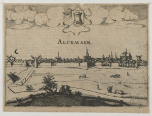 Profiel van de stad, met bastions, molens en kerktorens. Boven de stad het wapen-van-Alkmaar. Op de voorgrond zitten twee mannen, op de rug gezien, op de grond, de rechter is een "tekenaar"