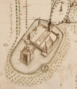Oude vogelvluchttekening van een omgracht kasteel. De gracht loopt rond, met daar omheen bomen. Het huis staat midden in de gracht. Op de ommuurde voorburcht staan aan weerszijde van de oprijlaan twee gebouwen met trapgevels. Recht tegenover het kasteel, bij de eerste brug staat een poortgebouw. Aan de voorkant hebben de muren van de voorburcht torens.