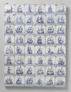 Een bord van acht bij zes Delftsblauwe tegeltjes met schepen. De meesten zijn verschillend: verschillende schepen, kalme zee, ruige zee, tuigage...