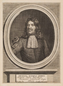 Portret van een man die ons zijdelings aankijkt. Hij draagt een jas met knoopjes en een strik op zijn schouder. Hij heeft een kanten sjaaltje om. Hij heeft lang haar met een slag en een brede maar dunne snor. Onder het portret staat Michael Mathias Smidts Serenissimi Electoris Brandenburgici Frerici Guilelmi Magni Architectus.