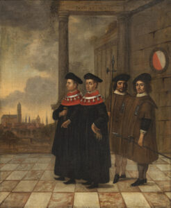 Tegen de het silhouet van de stad Utrecht zien we vier mannen. De voorste twee dragen een toga met een rode kraag en daarom een soort keten. Op hun hoofd dragen ze baretten. Daarachter mannen in het bruin met zwarte hoeden, zij dragen hellebaarden. Tegen de muur rechts het wapen van Utrecht.