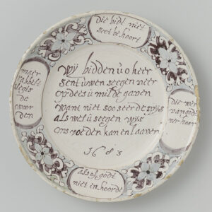 Bord van faience, veelkleurig (vooral bruin en lichtblauw) beschilderd naast de tekst in het bijschrijft staat op de rand de volgende tekst in vier cartouches: Die bidt niet/ soot behoort; Maar/ rabbelt/ slegts/ de/ woor/ den; die wer/ van godt/ verhoor; alsof godt/ niet en hoorde.