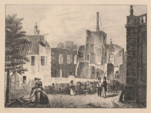 Gravure van een ruïne. Er staan nog een paar muren overeind en de schoorsteen. Er staat een muur waar we dwars door de ramen kijken. Aan de linkerkant staat het koetshuis nog overeind, heer zitten wel gaten in het dak. Op de straat er omheen, staan een paar vrouwen bij een man die op de grond ligt. Recht staan een paar heren met hoge hoeden te kletsen met bajonetten in hun hand. in het midden is een vrouwspersoon te zien, het is onduidelijk wat ze doet.