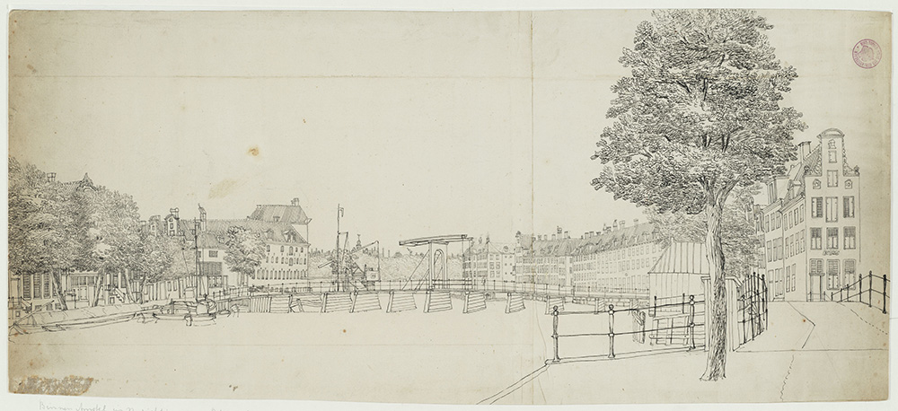 Tekening van de Amstel vanaf de kade. Rechts loopt de weg door over een brug. Voor de brug een boom, aan de overkant de voorpui van een grachtenpand. De Amstel maakt een kromming naar links en je ziet de panden op de rechterkade. Verderop in de Amstel een brede brug met in het midden een ophaalbrug. De kade aan de overkant heeft meer bomen, maar je ziet ook nog de grachtenpanden. In het water liggen een paar schepen.