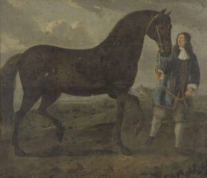 Zwart paard met een hoofdstel met een man ernaast met een blauwe jas, een wit sjaaltje, een pofbroek en kousen die de teugels vast houden. Hij kijkt naar het paard, terwijl het paard naar de schilder kijkt.