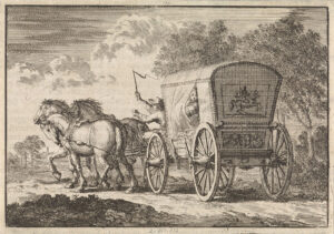 Een wagen met drie paarden rijdt over een (donkere?) weg. De koetsier zwaait met zijn zweep. De wagen is gesloten, een gordijn wordt opzij geschoven door een vrouw.