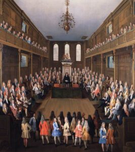 Schilderij van een grote zaal met hoog plafond en aan weerszijden balkons waarop mensen zitten. van die mensen zijn alleen hun hoofden te zien, die getooid zijn met pruiken van lang, krullend wit haar. De balkons worden ondersteund door dunnen pilaren. De beide zijden lopen taps toe naar de achterwand. In de achterwand zitten bovenin drie hoge ramen, in ruitjes verdeeld. Daarvoor staat een hoge zetel waarvan de witmarmeren achterzijde gedecoreerd is en tot bijna halverwege het middelste raam reikt. De decoratie bestaat uit een wapenschild met aan de rechterkant een eenhoorn en aan de linkerkant een leeuw, beide staand op hun achterste poten. Hun voorste poten leunen tegen het wapenschild. Op het wapenschild is een kroon. De decoratie wordt ondersteund door vier zuilen eveneens in wit marmer. Op de zetel zit een in het zwart geklede man met een witte halsdoek om en een pruik van zwart, krullend haar. Hij heeft een wit papier in zijn hand. Naast hem, maar een stuk lager, zitten twee mannen, eveneens zwart gekleed en met een witte halsdoek, maar met pruik van wit, grijs of soms zwart, krullend haar. In een hoefijzervorm zitten vier rijen mannen, zowel aan de lange zijden als naast en achter de zetel. Sommigen hebben een stuk wit papier in de hand. Op de voorgrond, aan de open kant van het hoefijzer staan mannen in kleine groepjes naar elkaar te kijken en wellicht te converseren of naar de man op zetel te kijken. Ze dragen allen pruiken van lang, wit, grijs of heel soms zwart, krullend haar tot op de schouder. Ze dragen allen jassen in verschillende kleuren die vanaf de taille in plooien uitlopen. De jassen reiken tot op de knieën. Daaronder dragen ze witte kousen. Ze dragen alle witte halsdoeken. De twee zijwanden hebben in het midden een vierkant raam in ruitjes verdeeld. Aan het plafond hangt in het midden een koperen kroonluchter met in het midden een grote bol en daarboven 16 naar boven gebogen armen zonder kaarsen.