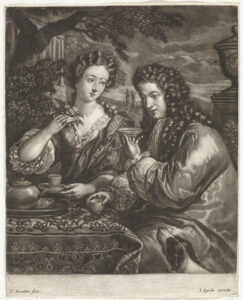 In een klassieke tuin zitten een man en een vrouw koffie of thee te drinken aan een tafel. De vrouw heeft enkele bloemen in de hand.