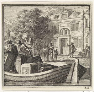 Op de voorgrond een boot vol met kisten, een opgerold tapijt en een zak. Mannen sjouwen kisten uit een huis naar de boot toe. Een elegant geklede heer staaat de wijzen.