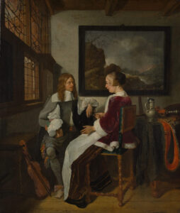 Een man en een vrouw voeren een gesprek. De vrouw zit rechts, met haar rug naar de toeschouwer. De man zit links, met zijn gezicht naar de toeschouwer. Hij kijkt naar de vrouw. De man en vrouw zitten allebei op een stoel. Het raam staat open.