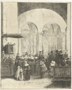 In een kerk staat links tegen een grote pilaar of muur een preekstoel, daar staat niemand op. De ruimte rond de preekstoel staat vol met mensen, De meesten staan, rechts zitten er een paar op kerkbanken. Vlak voor de preekstoel steekt een man met een hoed iets boven de mensen uit. Een jongen is op een reling geklommen, op de voorgrond moeders met kinderen.