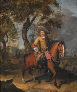 Een ruiter met een grote hoed zit op een bruin paard met een witte bles en zwarte manen. De ruiter draagt een lichtbruine jas en broek en hoge zwarte laarzen. Voor zijn zadel zit een soort rode zak met daarop een geborduurd monogram. Erbovenuit ziet je net een ivoorkleurige greep van een pistool komen. Op de achtergrond een landschap met een legerkamp en nog wat losse ruiters.
