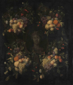 Marmeren borstbeeld omgeven door vier festoenen van vruchten (druiven, perziken, pruimen, kersen, peren, sinaasappels en appels). Tussen de vruchten vliegen vlinders.