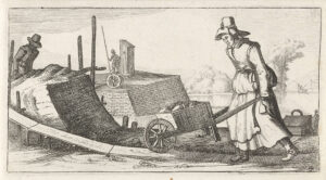Een vrouw in werkkleding, van opzij gezien, een met stenen gevulde kruiwagen voortduwend. Op de achtergrond staat een soldaat naast een kanon op de walmuur.