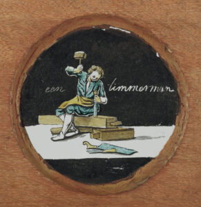 een timmerman zittend op een balk die hij met hamer en beitel bewerkt