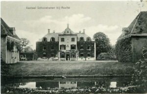 Een oude ansichtkaart van een buitenhuis. In het midden een wat hoger deel (een deur met aan iedere kant een raam breed) met aan weerszijde bescheiden vleugels (elk twee ramen breed). Het huis is begroeid met klimop. Daan weerszijden van het voorplein staan twee gebouwen en op de voorgrond ligt de gracht.