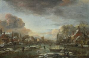 Een bevroren rivier ligt tussen twee bebouwde oevers in. Op het ijs zijn diverse mensen aan het schaatsen. Links donkere wolken die roze gekleurd zijn door de ondergaande zon, rechts grote witte wolken met donkere plekken. Over het landschap ligt een dun poederlaagje sneeuw.