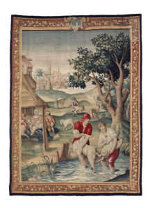 Wandtapijt met op de voorgrond twee mensen die proberen schapen te baden in een beek. Schuin daarachter een open stal waar een man en een vrouw schapen aan het scheren zijn. Verder naar achter een schapenhoeder. In de achtergrond een stad met een haven. Rechts staat een grote boom.