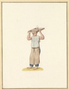 Een man met een schort voor draagt op zijn hoofd een dienblad met een bord eten en een theekannetje.