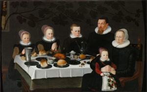 In een donkere achtergrond zit een familie aan tafel. Twee meisjes houden hun handen gebouwen. Daarnaast een jongetje en rechts de vader en de moeter met nog een dochter op schoot. Ouders en de oudste zoon zijn helemaal in het zwart, de meisjes hebben bruine (oudste twee) en rode (jongste) mouwen. Ze dragen allemaal witte kragen.