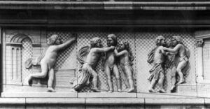 LInks komt een putto aangerend, in het midden hangen twee putti om de nek van een derde en rechts omarmen twee putti elkaar.