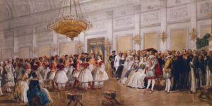 Tekening van een gekostumeerd bal in de grote balzaal van Paleis Noordeinde. Koning Willem III staat rechts van het midden in een grijs-rood-wit kostuum met zwarte hoed met brede rode rand, links van hem zit koningin Sophie in een zwart-witte jurk met een kroontje op het hoofd. Zij kijken naar links, waar mensen verspreid door de zaal staan, gekleed in historische of exotische kostuums. Achter hen staat een groep heren in ambtskostuum.
