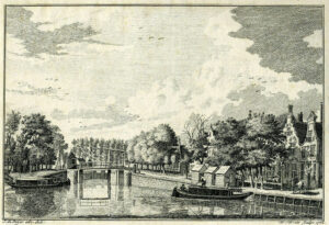 Vanaf een breed water kijken we naar een ophaalbrug met daarachter een sluis en daarachter een rijtje bomen. Rechts een kade met huizen en bomen. Op de kade staan drie hutjes waar mensen staan te wachten. Aan de kade is een trekschuit bezig aan te leggen. Aan de linkerkant ligt ook een trekschuit.