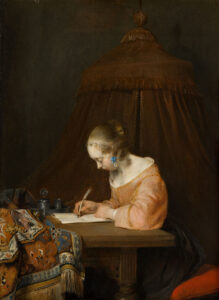 Een jonge vrouw zit aan tafel voorovergebogen over haar brief. Ze schrijft met een ganzenveer in haar rechterhand, haar linkerarm leunt op tafel met de hand op de onderkant van het papier. Ze heeft het perzische tafelkleed opzij geschoven en haar inktstel staat rechts naast haar.