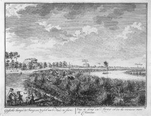 Recht een meander van de IJssel met daarop een zeilbootje. In de uiterwaarden staan bomen, links langs de weg een paar mannen op stoelen met wijn en een pijk. Langs de oever liggen boerderijen en in de verte het huis Middachten en het stadje Doesburg.