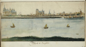 Tekening van een rivier waarop drie zeilbootjes en een een roeiboot varen. Aan de overkant een stadje met een muur aan een kade. Rechts de haven, In het stadje vallen het kasteel en de kerk op, gevolgd door het raadhuis. De muur heeft een paar poorten.