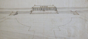 Tekening van een gebouw van één verdieping met in het midden een deur met aan iedere kant een raam en dan aan iedere kant nog vier ramen. Het gebouw ligt op een verhoging tegen de tuinmuur en heeft een bordes en dan een trap over de volle breedte van het gebouw. Aan weerzijden zijn ook nog trappen.