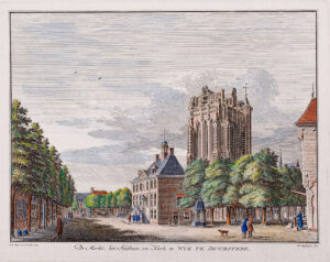 Marktplein met links een rei bomen. Aan de rechterkant een stadhuis met drie verdiepingen en daarachter een hele grote brede kerktoren. Voor het stadhuis en de kerk is een pleintje met vomen.
