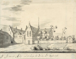 Een kruiskerk met een spitse toren en een ommuurde tuin. Naar links toe aan de kerk nog drie gebouwen.
