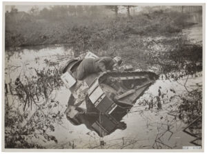 Proefneming met een Renault T17 tankette om aan te tonen dat de Waterlinie onpasseerbaar was voor pantservoertuigen. Bemanningslid verlaat het voertuig via koepelluiken