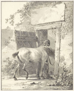 Een stalknecht loopt naast een paard met een korte staart door een vervallen deur een stal in.