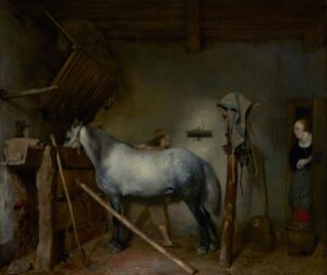 In een donkere stal staat een wit-grijs paard. Het heeft zijn hoofd in een trog, achter het paard staat een man die met zijn rechter arm op de rug van het paard. Rechts kijkt een vrouw om de hoek van de deur. Op een balk hangt een paardendeken.