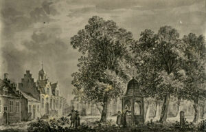 Tekening van een dorpsplein met rechts veel bomen en daartussen een put waar twee vrouwen water halen. Links een rijtje huizen, waarvan het laatste trapgeveltjes heeft een een torentje, dit is het raadhuis.