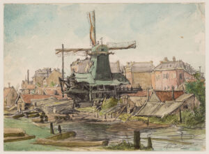 Een grote groene molen tegen een stedelijke achtergrond. Voor de molen liggen allemaal planken, balken en stammen.