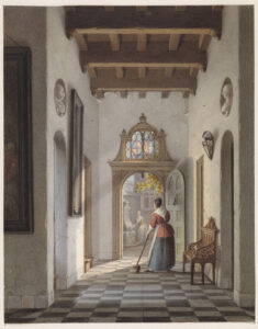 Doorkijkje met op de voorgrond een gang, dan een open deur naar een binnenplaats met een pomp. De gang heeft een zwartwitte vloer, in de gang staat een bankje, verschillende deuren komen uit op de gang. Er hangen schilderijen en er zijn twee nissen met bustes. Een meid staat de gang te vegen. Ze kijkt naar de pomp waar een vrouw bij staat.