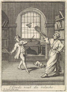 In een kamer met boekenkasten langs de wand spelen een oudere man in kamerjas en een moderner geklede jongen een potje badminton. Voor het raam op de achtergrond staat een tafel met een lessenaar en een ganzenveer in een inktpot. De shuttle vliegt door de lucht, op de grond ligt een hond.