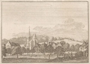 Tegen een heuvel ligt een kerk met een paar huizen en wat boerderijen. Op de heuvel begint het bos, op de voorgrond wat bomen en een weiland. Rechts voor staan twee mannen te praten die allebei een hond bij zich hebben.