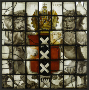 Groot raam met de afbeelding van het wapen van Amsterdam. Gedateerd: 1671.