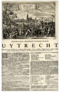 Een prent met daaronder een titel en daaronder veel tekst. Op de prent op achtergrond de stad Utrecht met de fiere domtoren met de kerk er nog aan. Op de voorgrond de vertrekkende Fransen met in hun gevolg de gijzelaars met hun knechten, katholieke geestelijken, bestuurders en bagagewagens. Eronder staat Gedenk-teyken, afbeeldende hoedanigh de Stadt (en dan in hele grote letters) UYTRECHT Door de Franse verlaten is, op den 23 November, 1673. na datse 5 dagen van te vooren, 15 der zelvervoornaamste Heeren, als Ostagiers, tot voeldoening der Brantschatting, hadden wech gevoert.